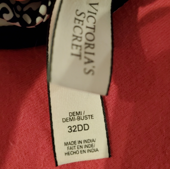 Black & white Victoria's Secret 32DD demi bra - Picture 2 of 3